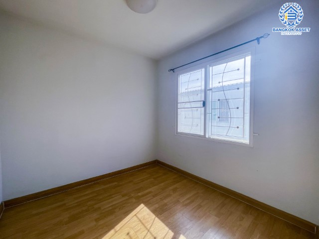 ทาวน์เฮ้าส์มือสองนนทบุรี ม.อารียา เดอะคัลเลอร์ ติวานนท์ เฟส3 เนื้อที่ 17.5 ตร.ว. ฟังก์ชัน 3 ห้องนอน 2 ห้องน้ำ 1 ที่จอดรถ สภาพแวดล้อมในซอยดี บนทำเลติด ถ.ติวานนท์ ใกล้เมืองทองธานี และทางด่วน "ศรีสมาน" บ้านราคาถูกสุดในโครงการ...